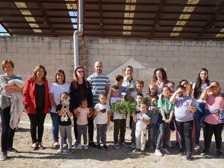 Imagen Los alumnos del aula de Sacramenia, perteneciente al CRA Entre Dos Ríos, instalan el invernadero concedido por la Diputación tras ganar el Concurso Escolar Agenda 2030 ‘La resiliencia del agua’